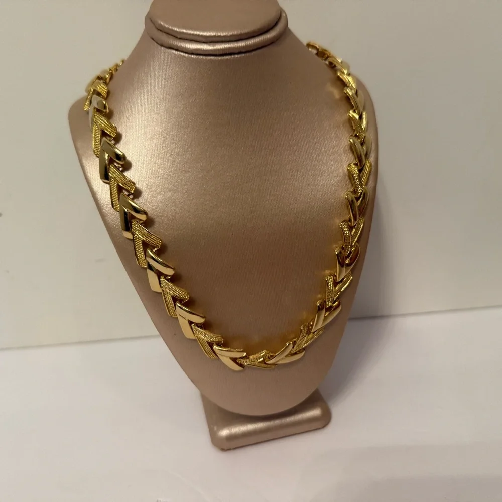 VINTAGE NECKLACE CHEVRON V DESIGN GOLD TONE SMOOTH & TEXTURED 18.5”